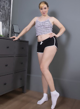 Svelte MILF in sexy shorts displays her hairy peach