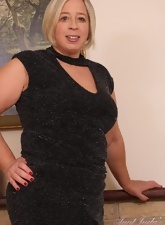 Mature MILF Naked Garter Spread Pics