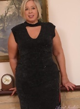 Mature MILF Naked Garter Spread Pics