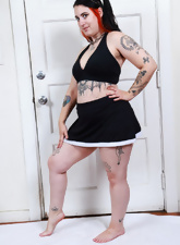 Hairy Bush Gallery: Curvy Babe Naked