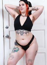 Hairy Bush Gallery: Curvy Babe Naked