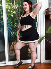 Curvy Tattooed Babe Naked Bush