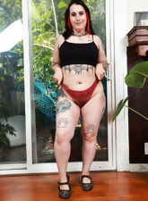 Curvy Tattooed Babe Naked Bush