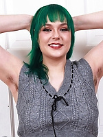 Green-haired babe naked with hairy pussy and armpit hair in raw solo tease